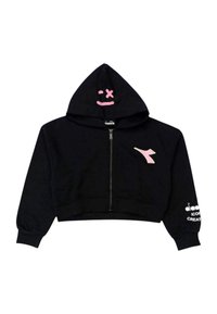 Felpa nera corta con zip frontale, faccina sorridente rosa sul cappuccio, logo rosa sul petto sinistro e testo sulla manica destra.
