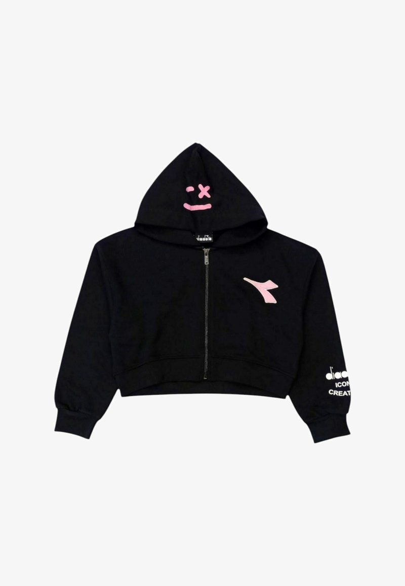 Felpa nera corta con zip frontale, faccina sorridente rosa sul cappuccio, logo rosa sul petto sinistro e testo sulla manica destra.