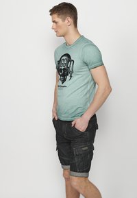 Koroshi SHORT SLEEVE - Apdrukāts T-krekls - verde green