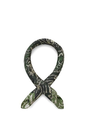 Grønt og svart mønstret stoff formet i en åttetallsløkke mot en hvit bakgrunn.