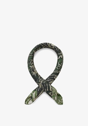 Grønt og svart mønstret stoff formet i en åttetallsløkke mot en hvit bakgrunn.