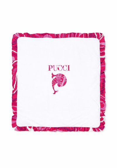 Carré de tissu blanc avec des bords froncés à motifs roses, présentant un poisson stylisé rose et le texte "PUCCI" au centre.
