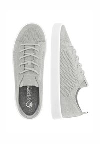 Szare dziane sneakersy z teksturowaną cholewką, białą gumową podeszwą oraz okrągłymi sznurówkami z markową wkładką.
