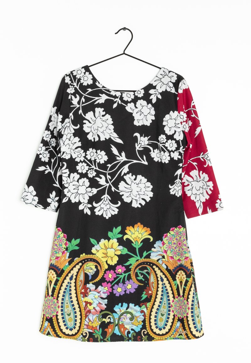 Robe noire avec des motifs floraux blancs, accent rouge aux manches, et ourlet coloré en paisley. Fabriquée dans un tissu à l'apparence texturée.