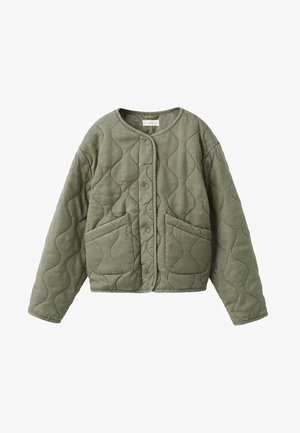 Chaqueta verde acolchada con cuello redondo, cierre de botones a presión y dos bolsillos delanteros. Presenta un patrón de costura ondulado y un diseño corto.