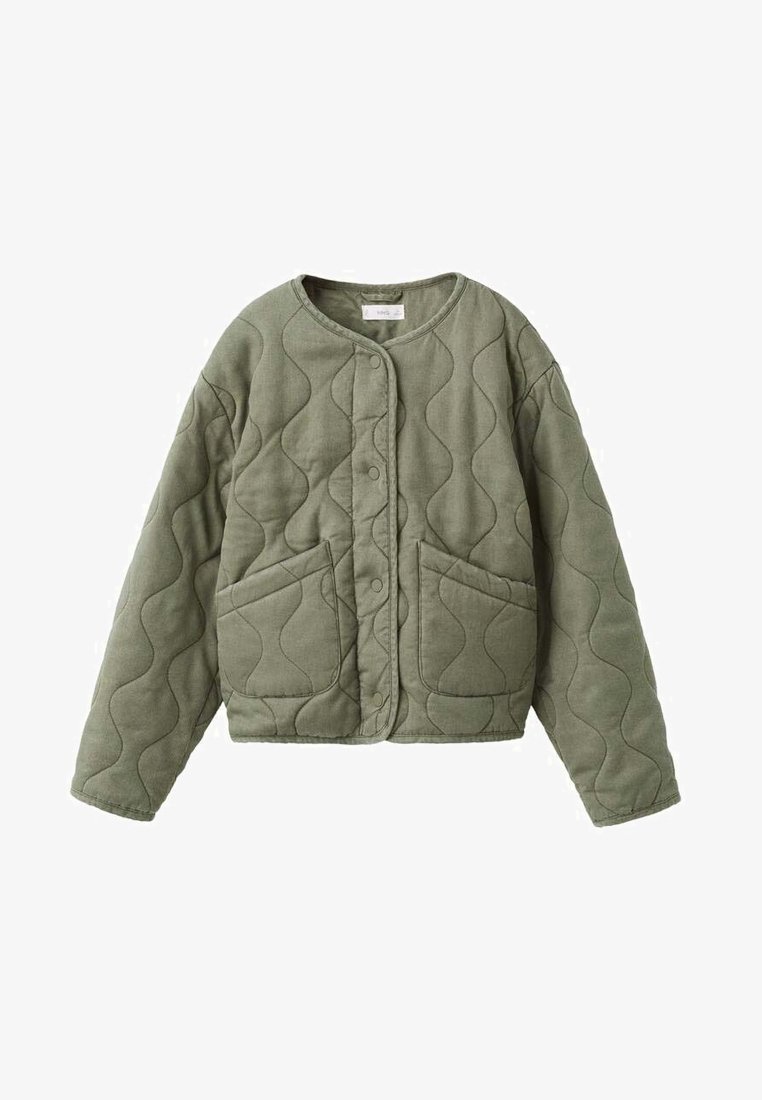 Prošívaná zelená bunda s kulatým výstřihem, zapínáním na druky a dvěma předními kapsami. Má vlnitý vzor prošívání a zkrácený střih.