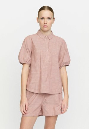 Rot-weiße karierte Bluse mit Kragen und kurzen Puffärmeln, kombiniert mit passenden Shorts. Leichter Stoff.