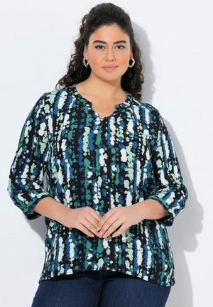Plus-size shirt in zwart, groen en blauw abstract patroon. Voorzien van een ronde halslijn, driekwart mouwen en zachte stof.