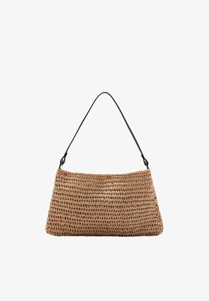 Bolso rectangular de paja tejida con una correa negra para el hombro, que presenta una textura trenzada apretada y un color beige natural.