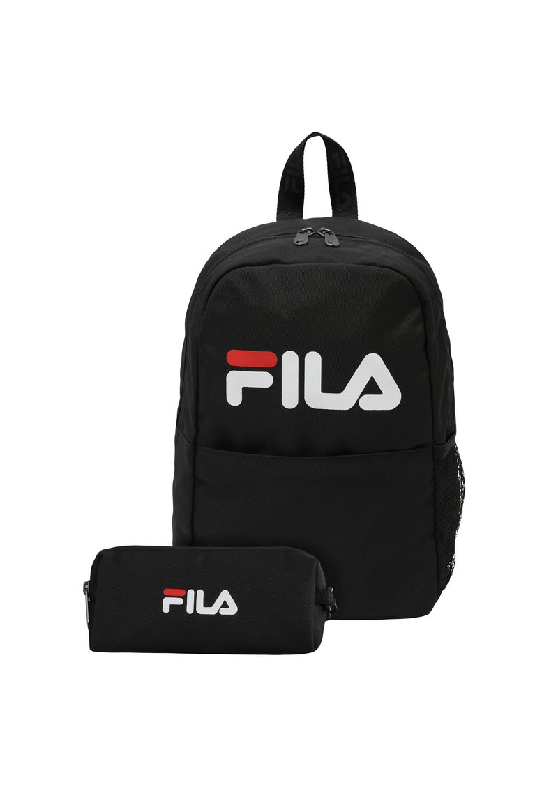 Sac à dos noir en tissu robuste avec une grande poche avant, deux fermetures éclair et une trousse assortie avec le logo Fila blanc et rouge.