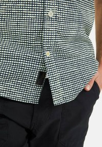 Korte mouw knoopshirt met een ruitpatroon in marineblauw en crème, gemaakt van lichtgewicht stof met een gestikte zoom en zichtbare label.