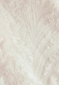 Material alb texturat cu un model delicat de fibre ridicate, având un aspect moale și pufos și variații subtile ale strălucirii.