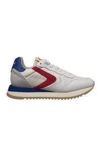 Sneaker bianco con accenti blu e rossi, realizzato in pelle e camoscio, caratterizzato da un pannello laterale testurizzato, lacci e una suola in gomma rigata.