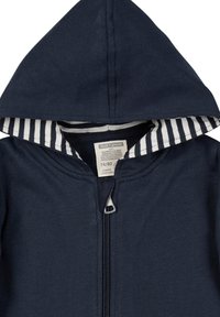 Giacca a zip con cappuccio di colore blu navy, con fodera interna a righe e etichetta. Realizzata in cotone, presenta una superficie esterna testurizzata e una zip in metallo.