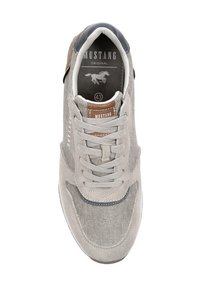 Graue Sneaker mit einem Obermaterial aus strukturiertem Stoff, Wildlederakzenten und einem braunen Etikett. Verfügt über ein Schnürdesign und einen gepolsterten Kragen für zusätzlichen Komfort.