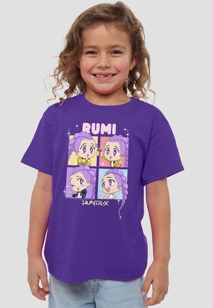 Lila Baumwoll-T-Shirt mit einem grafischen Druck von vier animierten Charakteren mit lavendelfarbenem Haar, akzentuiert von Sternen und dem Text "RUMI".