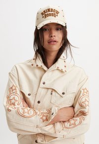 Levi's® PRIDE TRUCKER UNISEX - Kapa - regular white