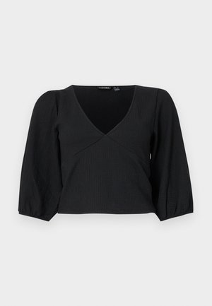 Čierny pulóver s textúrou a výstrihom do V, s dlhými nafúkanými rukávmi a strihom v štýle zavinovanej blúzky.