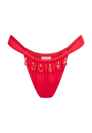 Rode bikini onderkant met geplooide stof, voorzien van goudkleurige hardware en vijf traangewijze juwelen aan de voorkant. Gladde textuur.