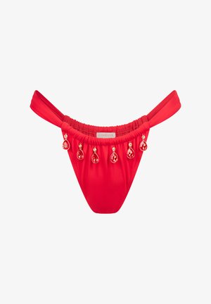 Rode bikini onderkant met geplooide stof, voorzien van goudkleurige hardware en vijf traangewijze juwelen aan de voorkant. Gladde textuur.