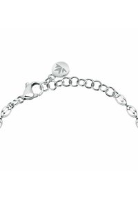 Bracciale in argento con anelli ovali, chiusura a moschettone e un'etichetta circolare con un design a foglia. Finitura liscia e lucida.