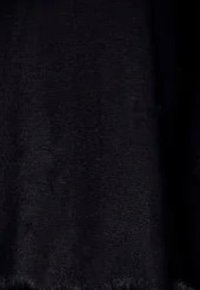 Svart tyg med en slät textur, med en lätt glans. Kanten är avslutad med en subtil fransad detalj.