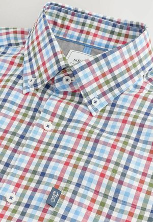 Košulja na kockice od pamučnog materijala, s kvadratima u crvenoj, plavoj, zelenoj i bijeloj boji. Ovratnik s gumbima i bijelim gumbima. Mali logo na rubu.
