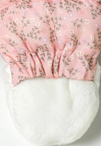 Roze wanten met een bloemenpatroon, voorzien van elastische manchet en een zachte witte fleece voering, ontworpen voor warmte en comfort in koude weersomstandigheden.