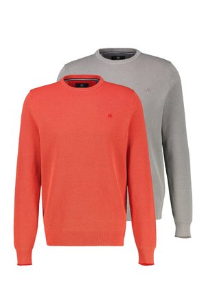 Dwa swetry z długim rękawem i okrągłym dekoltem, jeden jaskrawopomarańczowy na pierwszym planie, a drugi jasnoszary z tyłu, oba z delikatnie fakturowanej tkaniny.