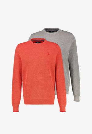 Zwei langärmelige Rundhalsausschnitt-Pullover, einer vorne in leuchtendem Orange und einer hinten in hellem Grau, beide mit subtiler, strukturierter Stoffstruktur.