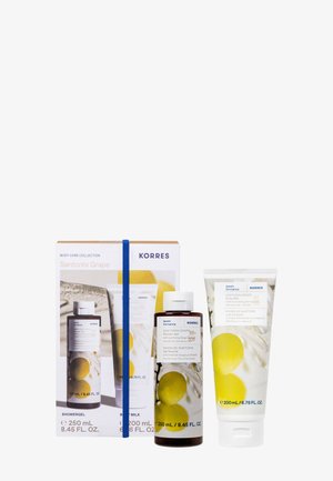 Gel de ducha y leche corporal Santorini Grape con imagen de uvas, envasados en una caja blanca y marrón asegurada con una banda azul.