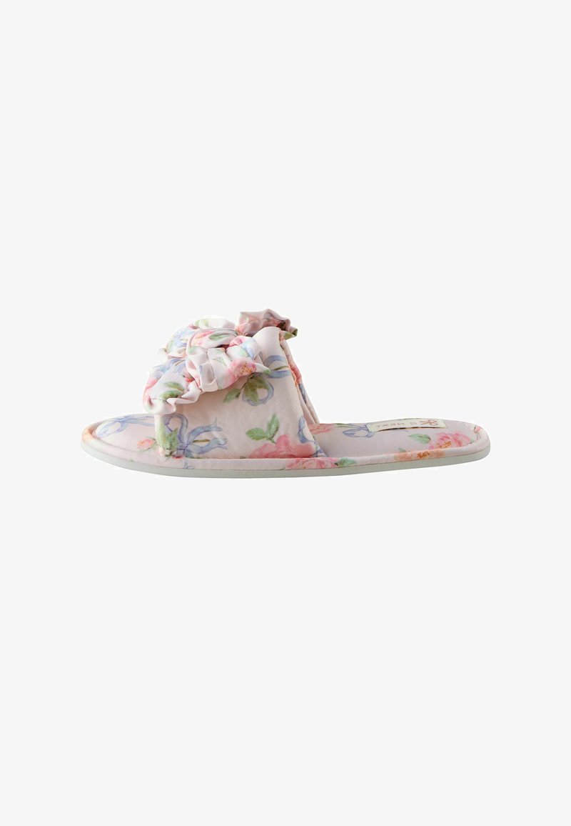 Chausson à enfiler avec tissu floral rose, semelle rembourrée et grand nœud en tissu sur le dessus, conçu pour une utilisation intérieure.