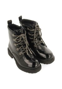 Botas de tobillo de charol negro con una superficie texturizada, puntera redonda, ojales metálicos y cordones grises brillantes. Presentan una pestaña de tirón en la parte posterior.