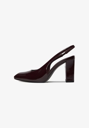 Pump slingback in pelle vernice color bordeaux con punta a punta e tacco a blocco. Design con ritagli sui lati, superficie liscia.