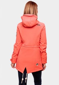Koraalekleurige waterdichte jas met een capuchon, getailleerde taille en trekkoord. Heeft een achterventilatie en merkemblemen op de schouder en zoom.