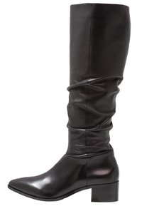 Bota de cuero negra hasta la rodilla con un diseño arrugado, punta afilada y tacón ancho. Textura suave con un hardware mínimo.