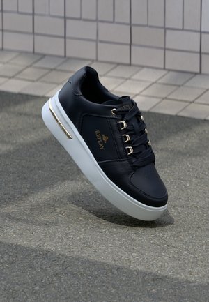 Mørkeblå lær sneaks med guld hardware, hvid sål, snørredesign og "Replay" branding. Har perforeringer i tåområdet.