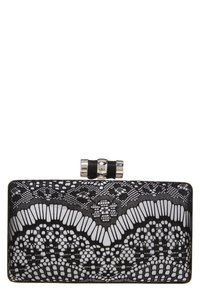 Obdélníková černá kabelka s komplikovaným krajkovým vzorem a stříbrným uzávěrem na vrchu.