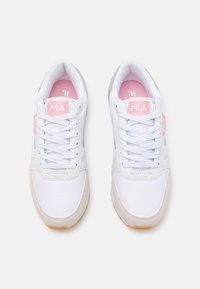 Zapatillas deportivas blancas con parte superior de malla, acentos en rosa claro y logotipo. Cuenta con cierre de cordones y suela de goma. Diseño de punta redondeada.