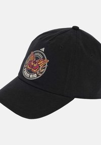 Czarna czapka baseballowa z zaokrąglonym daszkiem; ma kolorowy wzór motyla i liści, a także logotypy "adidas" i "FARM RIO".