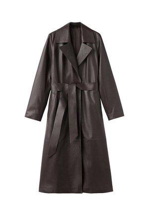 Cappotto trench in pelle marrone scuro con ampio colletto, maniche lunghe, cintura in vita e tasche laterali. Tessuto liscio con dettagli minimi.