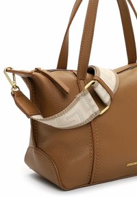 Ręczna torba ze skóry licowej w kolorze koniakowym, z teksturowanym wykończeniem, złotymi elementami i wzorzystym materiałowym paskiem na ramię. Zapięcie na zamek i usztywniony kształt.