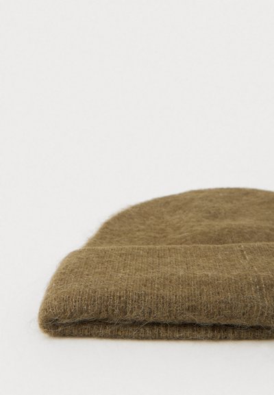Brązowa dziana czapka beanie z miękkiej wełny, z podwiniętym mankietem i fakturowanym wykończeniem. Materiał sprawia wrażenie ciepłego i przytulnego.