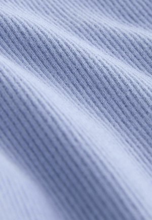 Himmelblauer Stoff mit gerippter Struktur, der subtile Farbnuancen aufweist. Die Oberfläche wirkt weich und leicht flauschig.