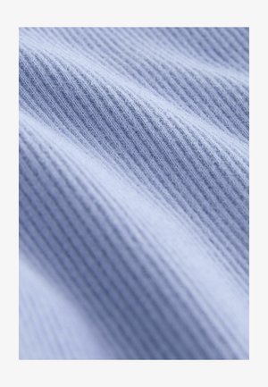 Svetlo modra tkanina z ribasto teksturo, ki ima subtilne variacije v odtenkih. Površina se zdi mehka in rahlo puhaste.