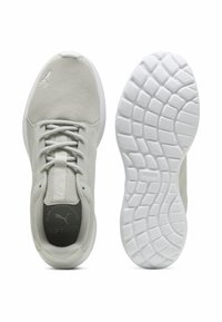 Zapatillas deportivas de color gris claro con parte superior de malla, cierre de cordones, plantilla con acolchado suave y suela exterior de goma blanca texturizada.