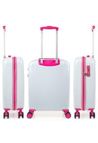 Maleta rígida blanca con acentos en rosa, doble cremallera y un mango extensible. Cuatro ruedas negras para una fácil maniobrabilidad.