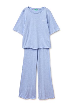 Lichtblauwe, loszittende set met korte mouwen en wijde pijpen, gemaakt van zachte stof met kleine witte tekstlogo's op de borst en bovenaan het broekspijpje.
