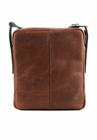 Hnedá kožená crossbody taška v štvorcovom tvare, s textúrovaným povrchom a čiernym popruhom. Zips na vrchnom uzávere, minimalistický dizajn.