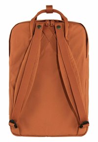 Oranžový textilní batoh s nastavitelnými, polstrovanými popruhy, horním uchycením a dvěma kovovými poutky zipu. Jednoduchý design bez dalších kapes.